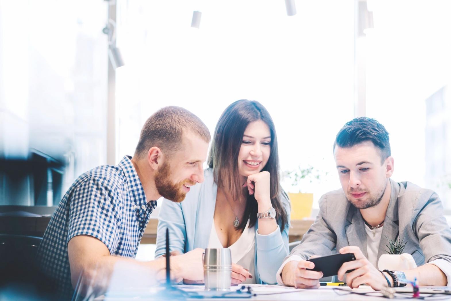 Команда специалистов за работой